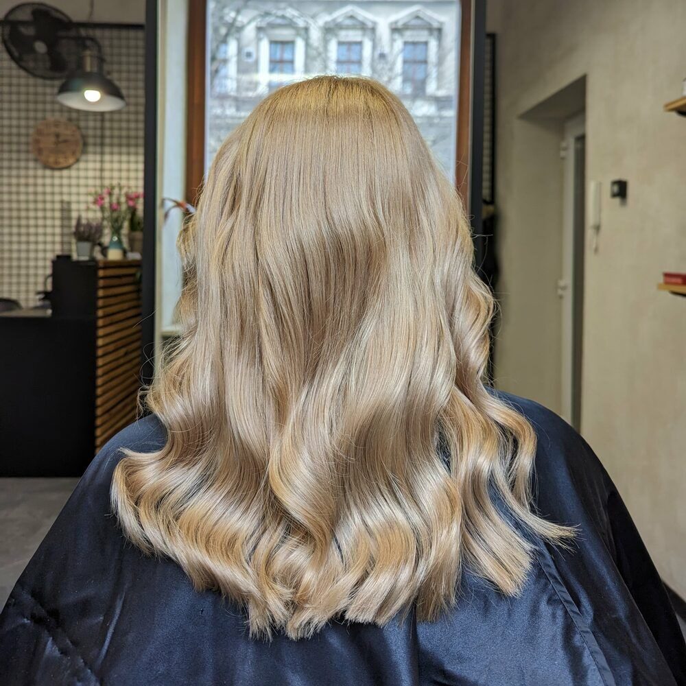 Naturalny blond z falami i baleyage