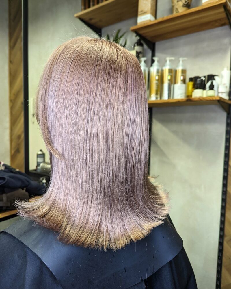 Pastelowy różany blond na fryzurze bob