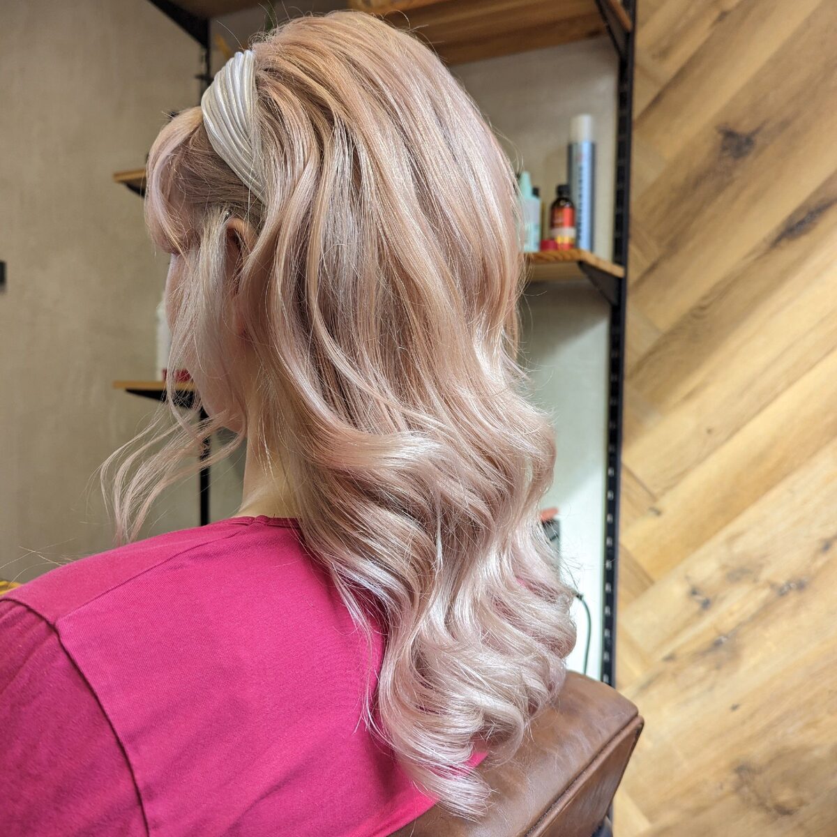 Truskawkowy blond na długich falowanych włosach